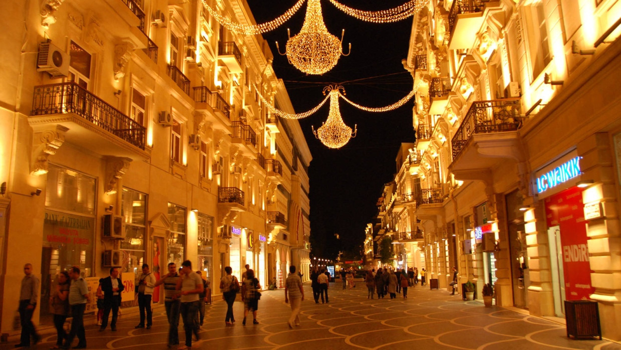 Alter Glanz, moderne Geschäfte: Die Fußgängerzone in der vorbildlich restaurierten Altstadt von Baku.