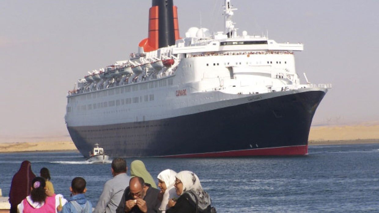 Das war`s: Die Queen Elizabeth 2 passiert auf ihrer letzten Fahrt den Suez-Kanal.