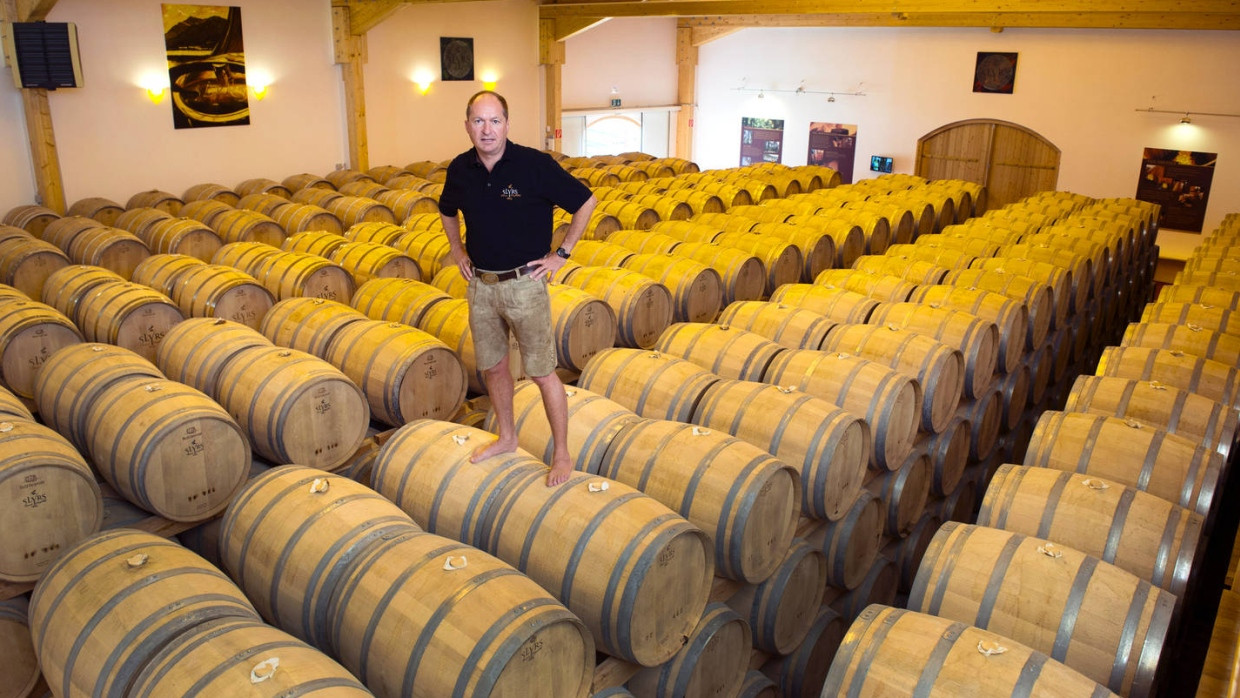 Der Meister und seine Schätze: Anton Settner im Keller seiner Destillerie.