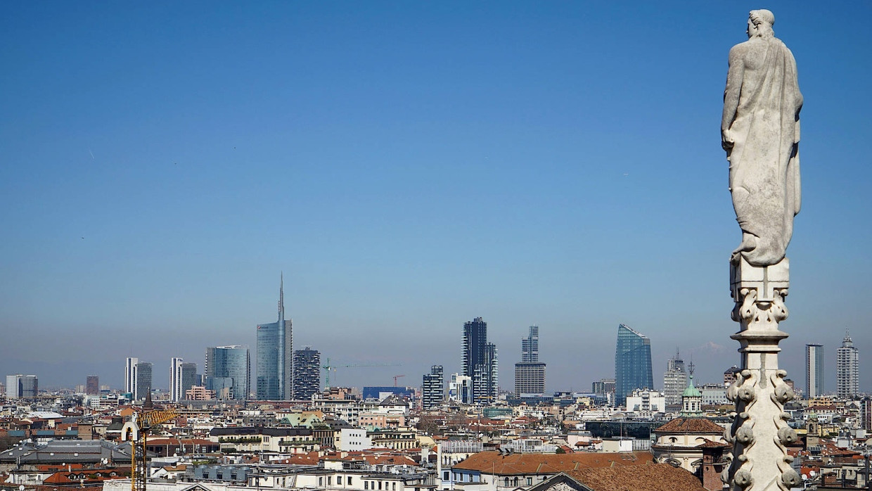 Nervosität? Skyline von Mailand mit Blick auf das Finanzviertel Porta Nuova - gesehen vom Mailänder Dom.