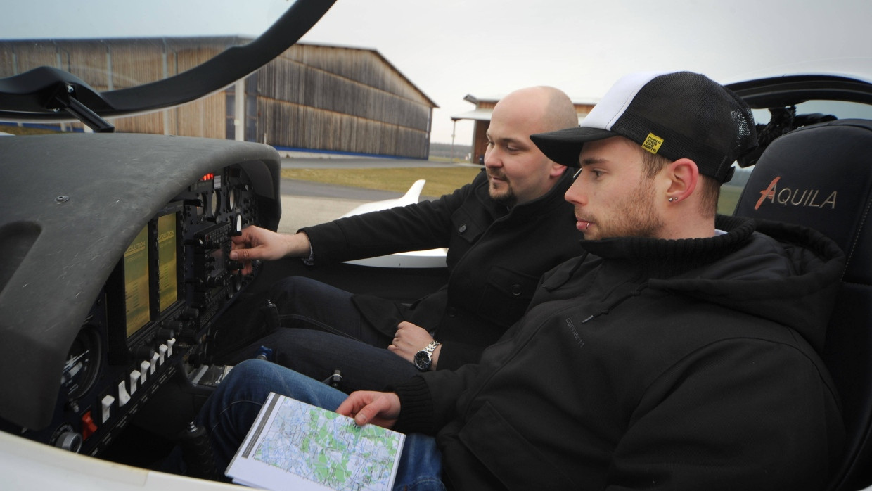 Trockenübung: Fluglehrer Christian Reuter erklärt Schüler Sascha Podlipny (vorne) die Schalter im Cockpit.