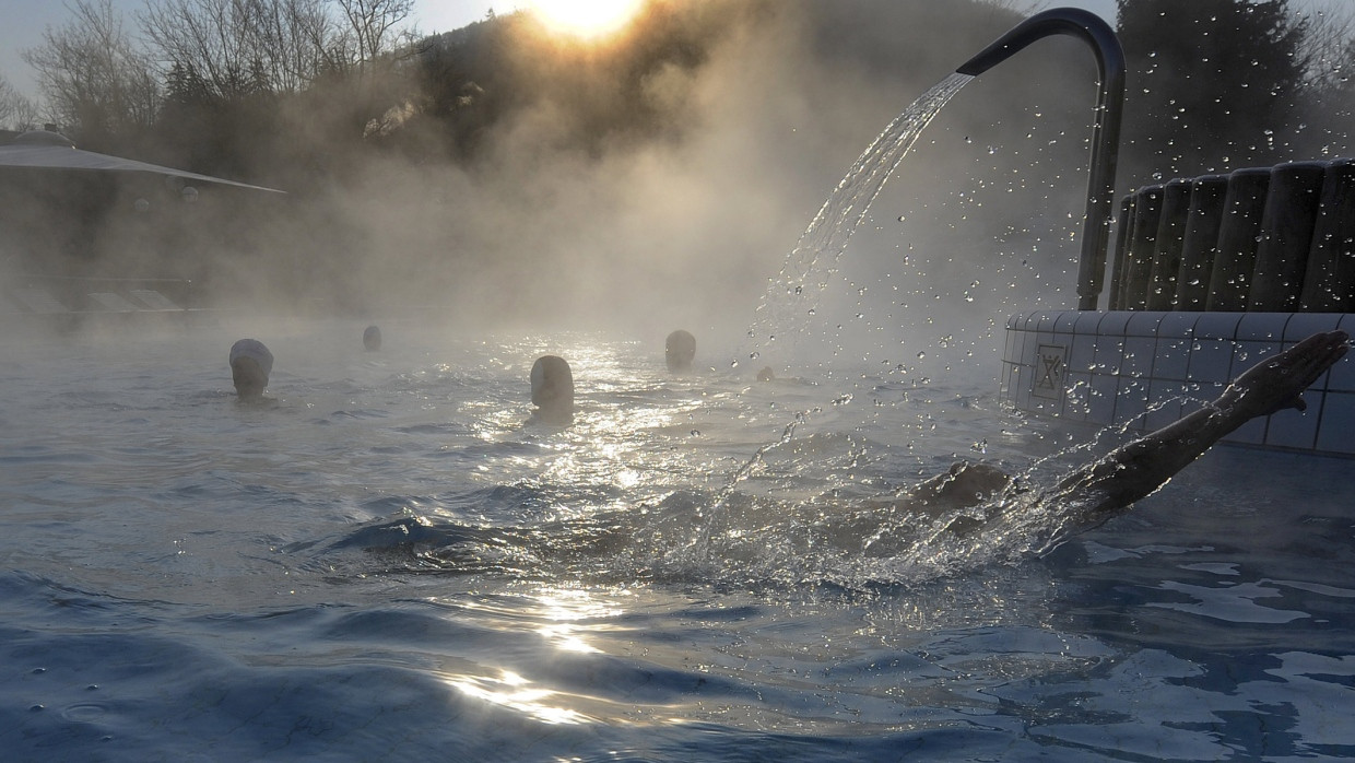 Abwärmequelle: heißes Wasser in einem Solebad