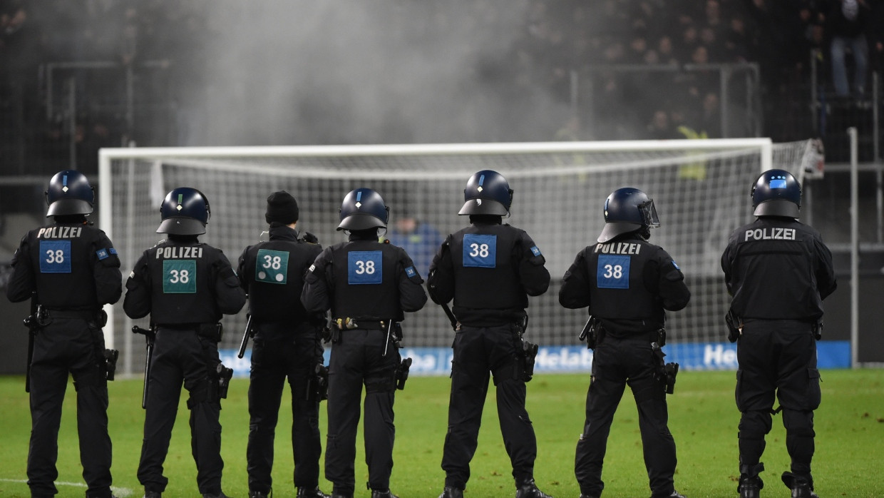 Fußballvereine dürfen künftig an Polizeikosten beteiligt werden.