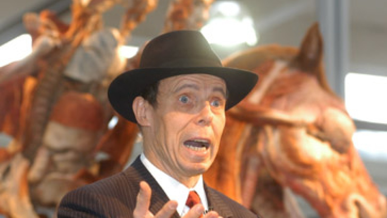 Gunther von Hagens mit einem Plastinat