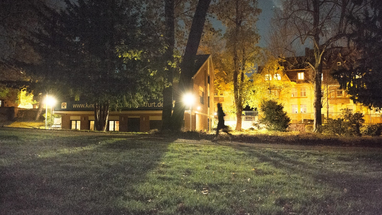 Dunkelfeld: Eine Joggerin läuft nachts durch den Frankfurter Günthersburgpark. Vor drei Jahren gab es hier eine Reihe von nächtlichen Überfällen, in diesem Jahr wurden in einer anderen Grünanlage der Stadt, im Holzhausenpark, bereits mehrere Menschen von Jugendlichen bedroht und ausgeraubt.