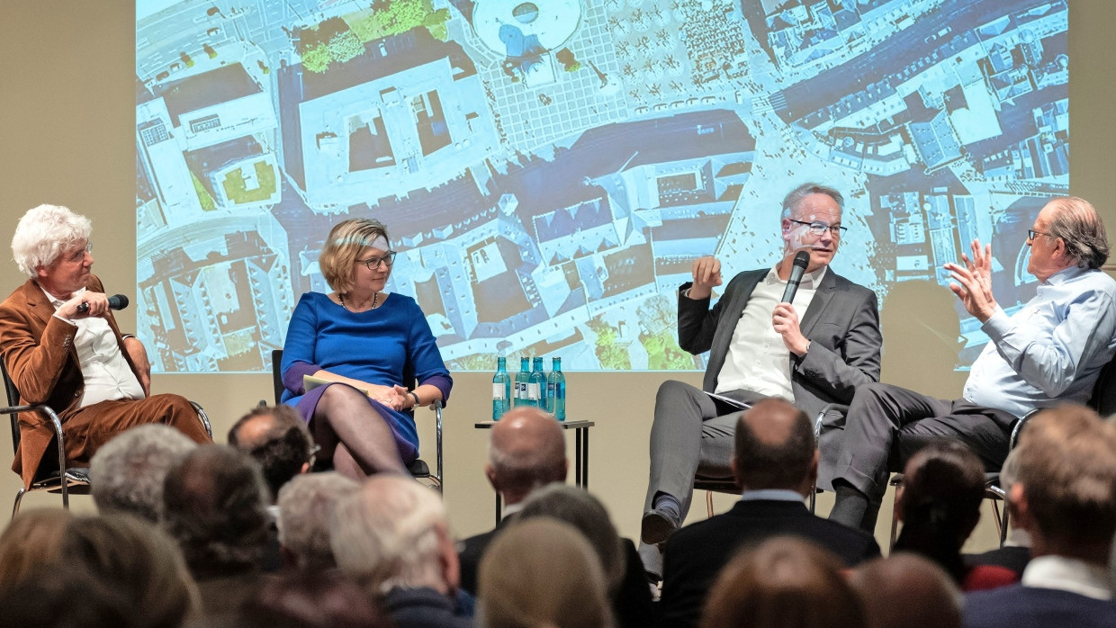 Die Stadtplaner Till Schneider (links) und Christoph Mäckler (rechts) diskutieren mit der ­Bürgervereinsvorsitzenden und CDU-Bundestagsabgeordneten Bettina Wiesmann und Moderator Carsten Knop.