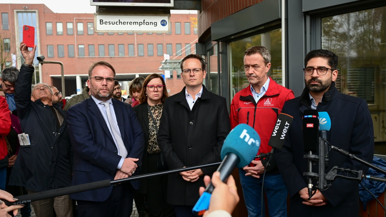 Wirtschaftsminister Kaweh Mansoori (rechts) gibt vor dem Tor des VW-Werks in Baunatal neben Wissenschaftsminister Timon Gremmels (links nach rechts), Tobias Eckert, hessischer SPD-Fraktionsvorsitzender, und dem Betriebsratsvorsitzenden Carsten Büchling ein Statement ab.