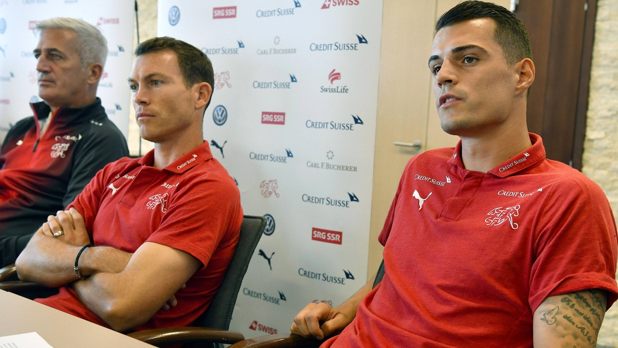 Der Schweizer Nationalcoach Vladimir Petkovic, Stephan Liechtensteiner und Granit Xhaka (von links) bei einer Pressekonferenz.