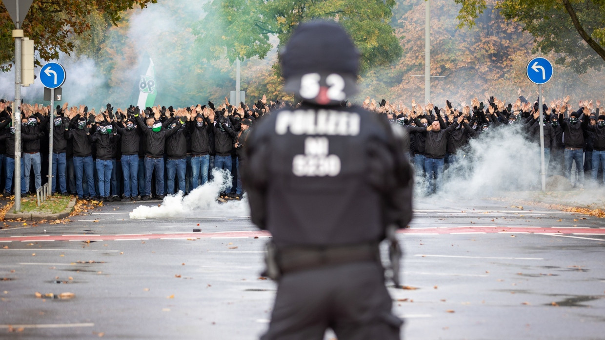 Bei Hochrisikospielen fallen Kosten für starke Polizeipräsenz an.