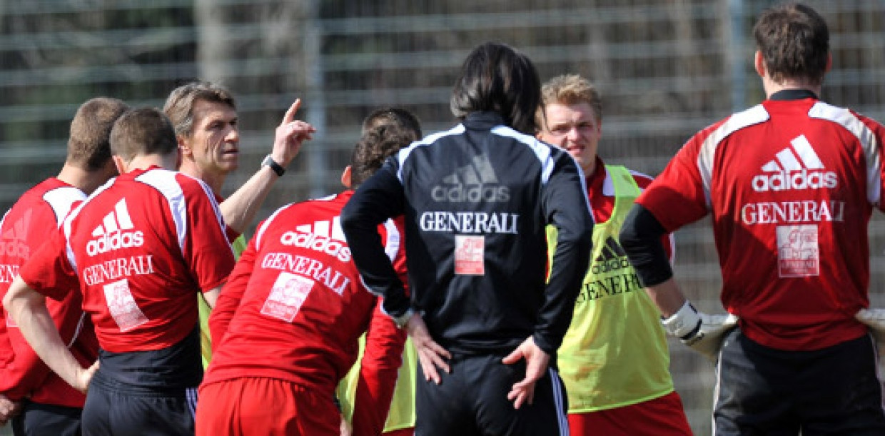 Ansprache: Augenthaler (3.v.l.) leitete am Dienstag das Training der Bayern