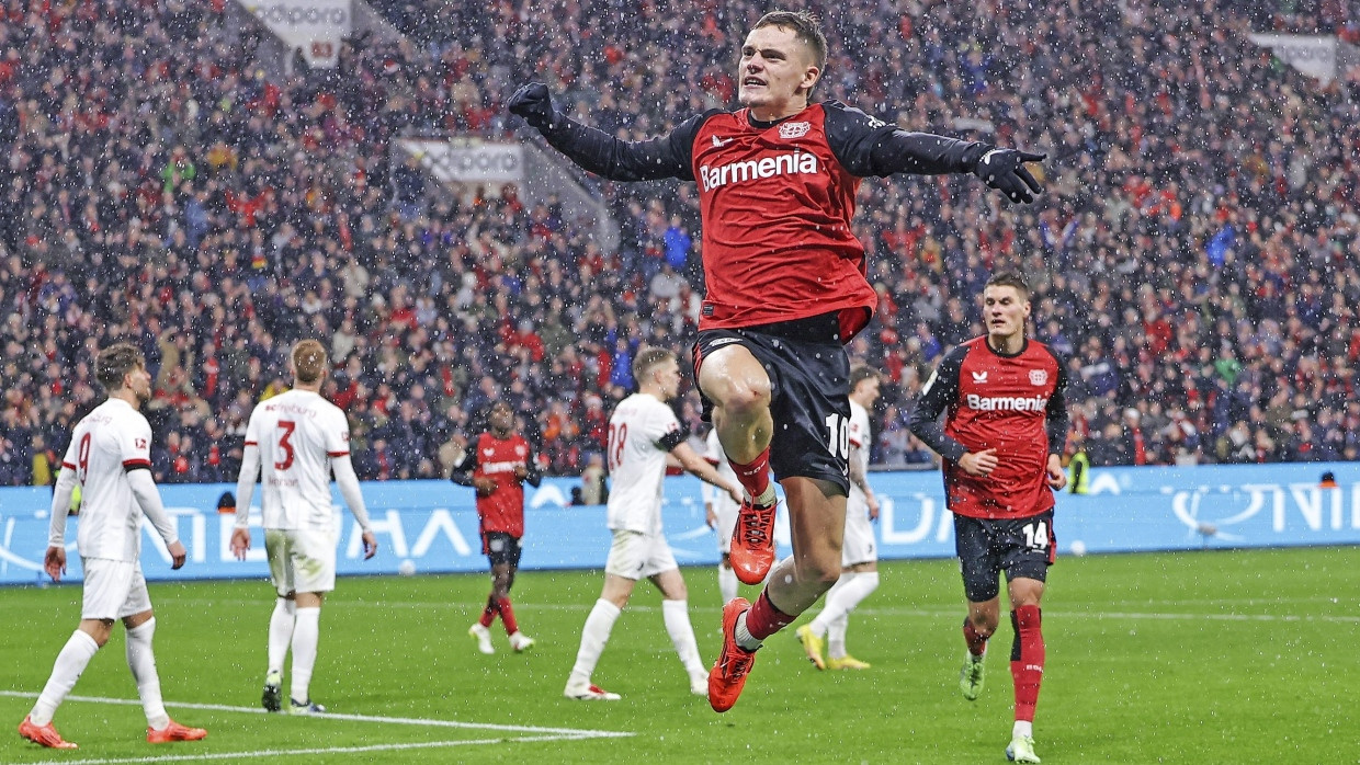 Und dann hebt er ab: Der Leverkusener Florian Wirtz begeisterte beim Spiel gegen den SC Freiburg in der Bundesliga.