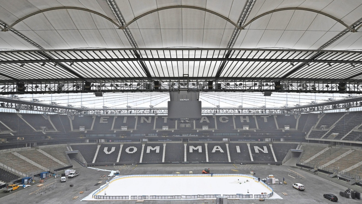 Weiß statt grün: Das Waldstadion macht sich schick für das Wintergame.