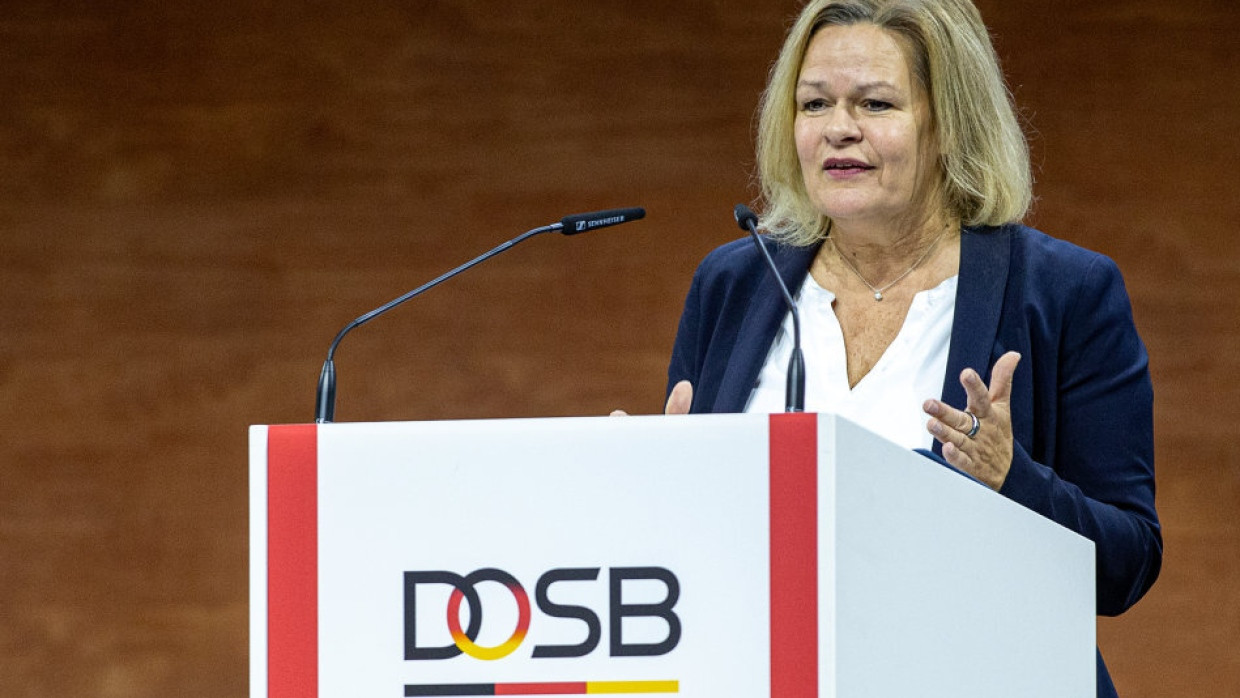 Bundesinnenministerin Nancy Faeser (SPD) spricht auf der Mitgliederversammlung des DOSB in Saarbrücken.