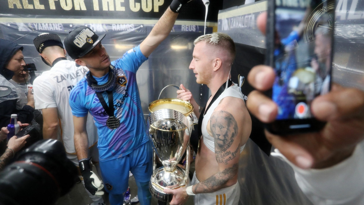 Meister mit Pokal: Marco Reus gewinnt mit Los Angeles Galaxy den Titel in der amerikanischen MLS.