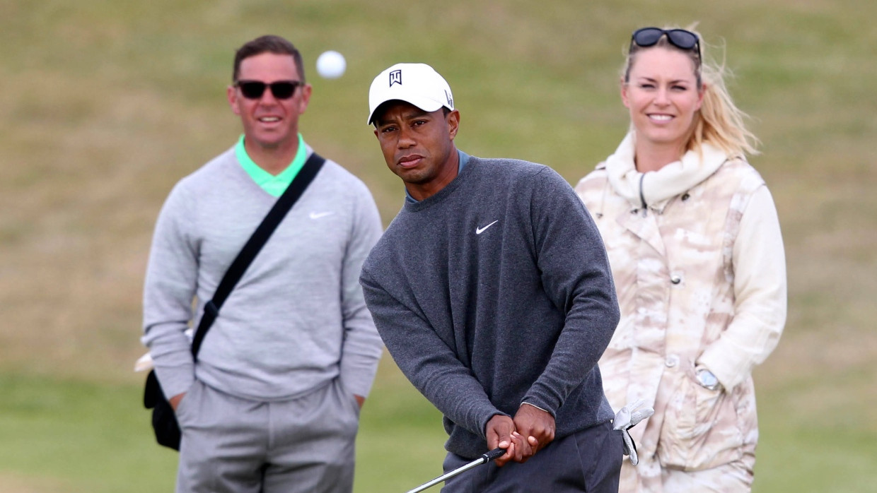 Sean Foley und Freundin Lindsey Vonn schauen Tiger Woods beim Schwung zu