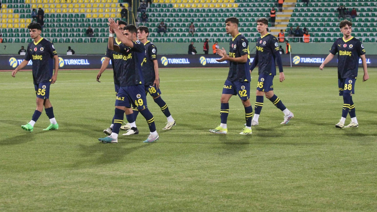 Schon nach kurzer Zeit gehen die Spieler von Fenerbahce Istanbul vom Rasen.