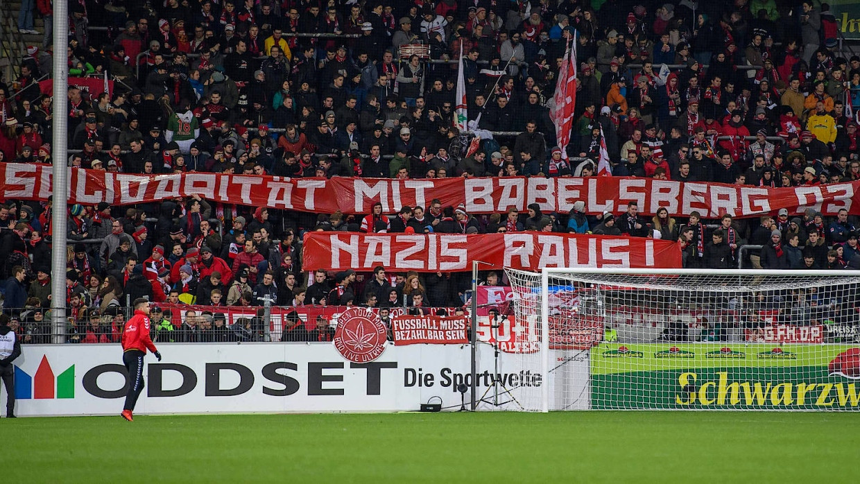 3. Februar 2018, beim Spiel SC Freiburg gegen Bayer Leverkusen: Solidarität mit dem SV Babelsberg.