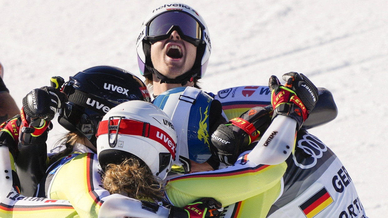 Gemeinsam zum Erfolg: Die deutsche Ski-Mannschaft jubelt nach dem Erfolg in Cortina.