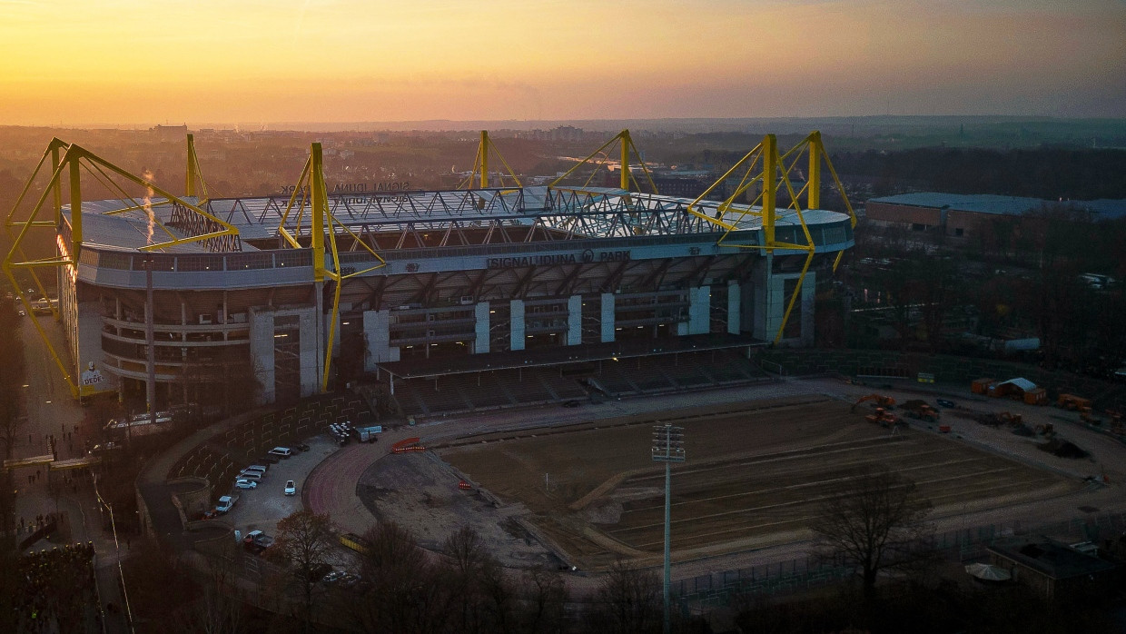 Stadion „Rote Erde“ (vorne) in unmittelbarer Nachbarschaft zum Signal-Iduna-Park