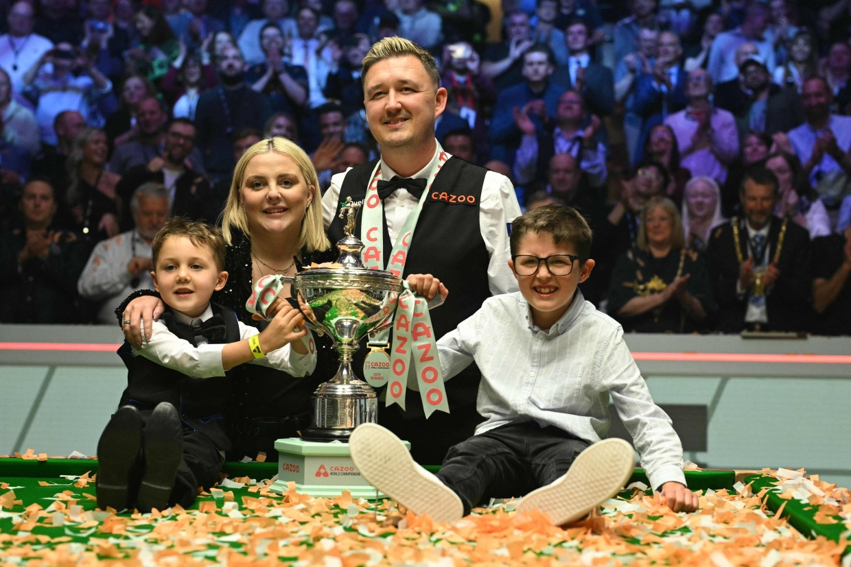 Familienfoto mit WM-Pokal: Kyren Wilson, Ehefrau Sofie und die Söhne Bailey (links) und Finley