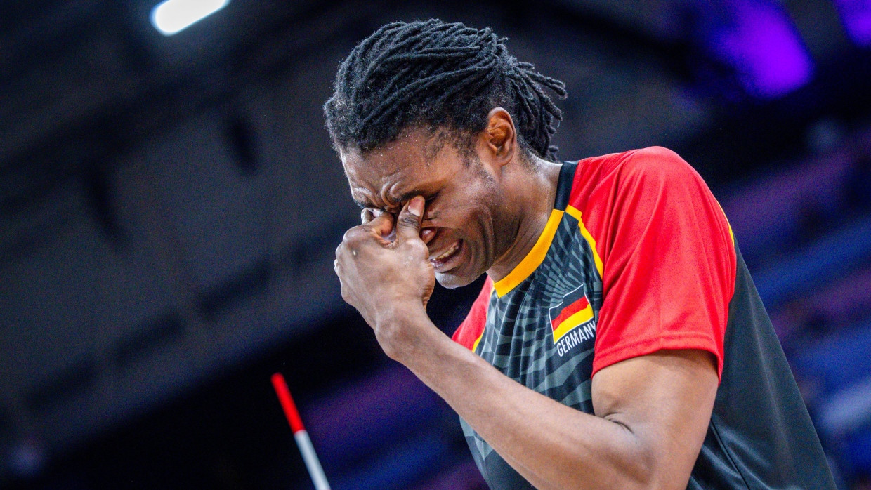 Der deutsche Sitzvolleyballer Francis Tonleu geht nach Spielende enttäuscht durch die Halle. Die deutsche Mannschaft verliert das Spiel um die Bronzemedaille.