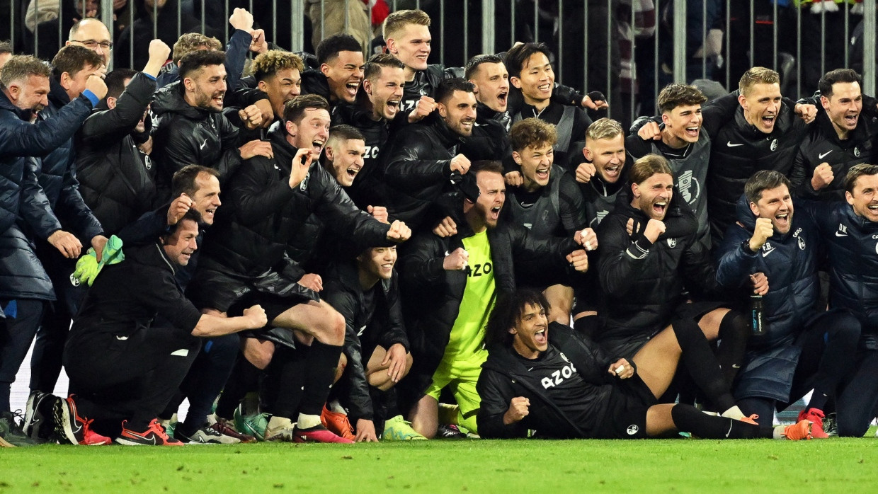 Mannschaftsfoto bei Pokalüberraschung: Freiburger Spieler und Trainer nach dem Sieg in München