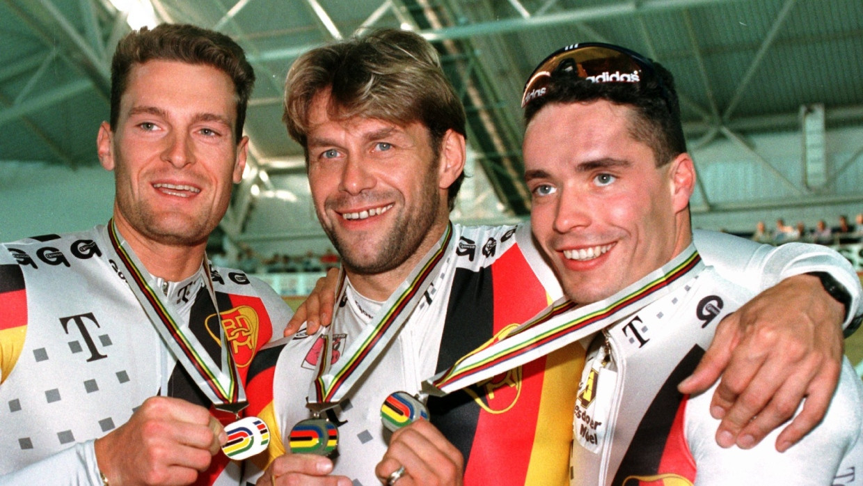 Michael Hübner (M.) gewann mit Jens Fiedler (r.) und Yves Lausberg WM-Silber 1997