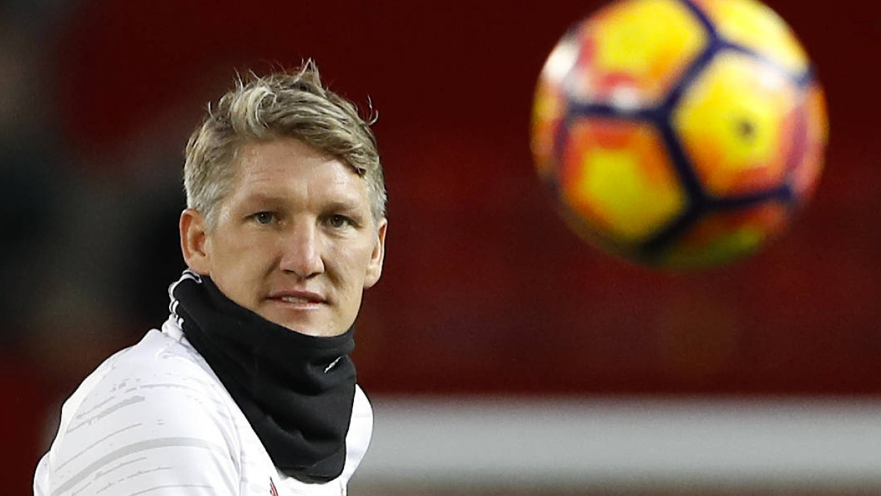 Gut eingepackt wärmte sich Bastian Schweinsteiger auf – mehr aber nicht.