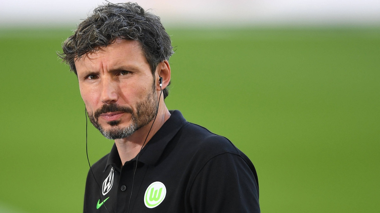 Einmal zu viel: Trainer Mark van Bommel ist bei Wolfsburg für die Wechsel zuständig.