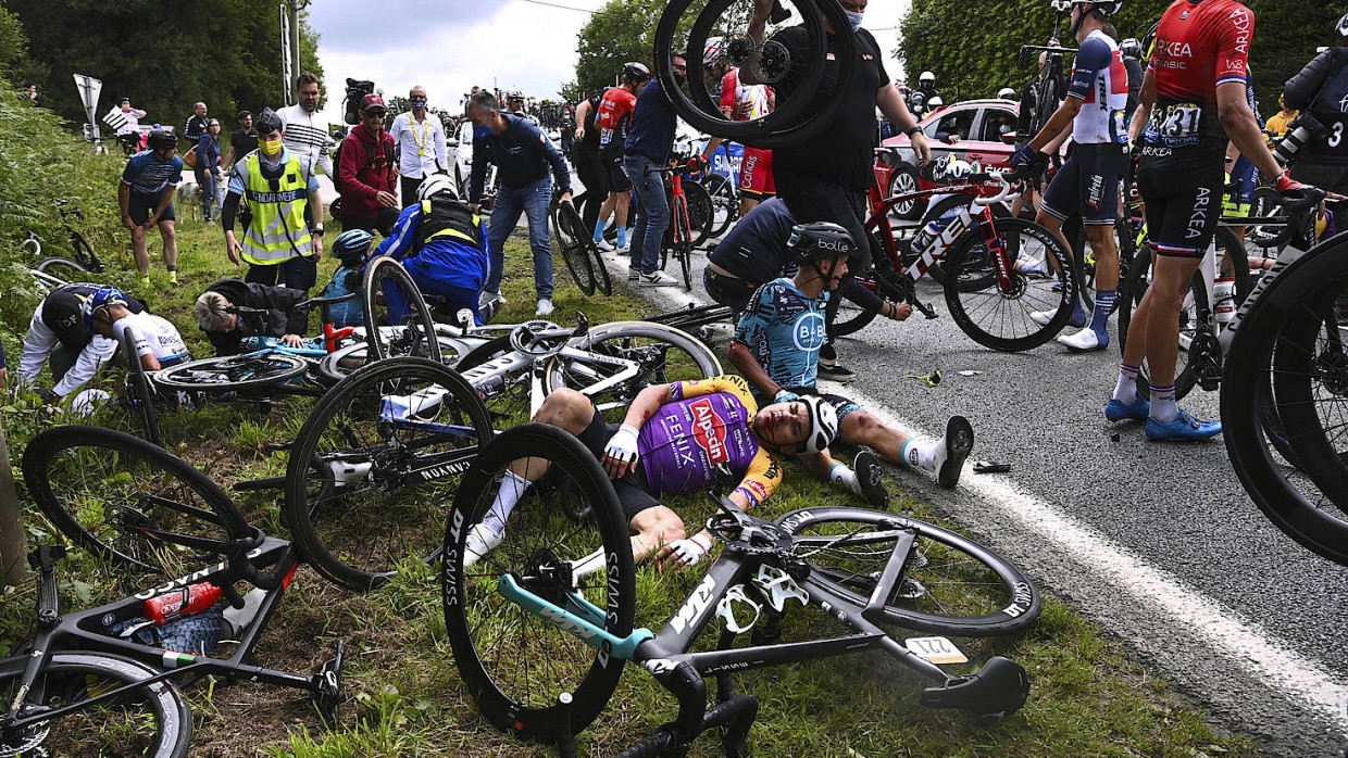 Schlimme Folgen einer gedankenlosen Zuschauerin: Massensturz bei der Tour de France