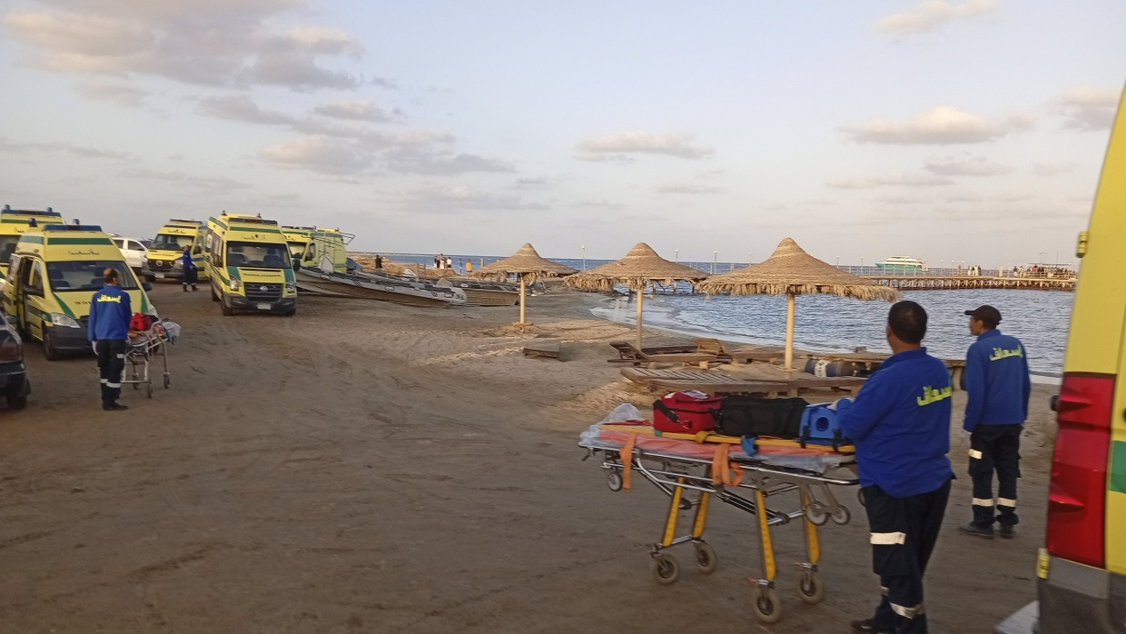 Ägypten, Marsa Alam: Rettungskräfte arbeiten auf einem Steg nachdem ein Touristenboot mit 45 Personen an Bord vor der Küste gesunken ist.