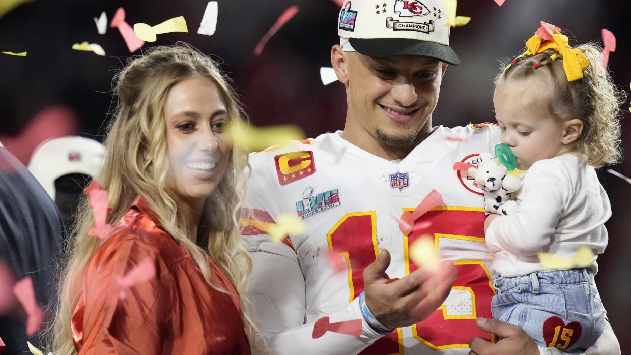 Spiel gedreht, NFL-Titel gewonnen: Patrick Mahomes (mit Tochter Sterling Skye und Ehefrau Brittany) und die Kansas City Chiefs siegen im Super Bowl.