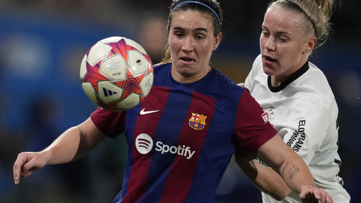 Mariona Caldentey vom FC Barcelona kämpft mit Eintracht-Spielerin Pia-Sophie Wolte um den Ball.