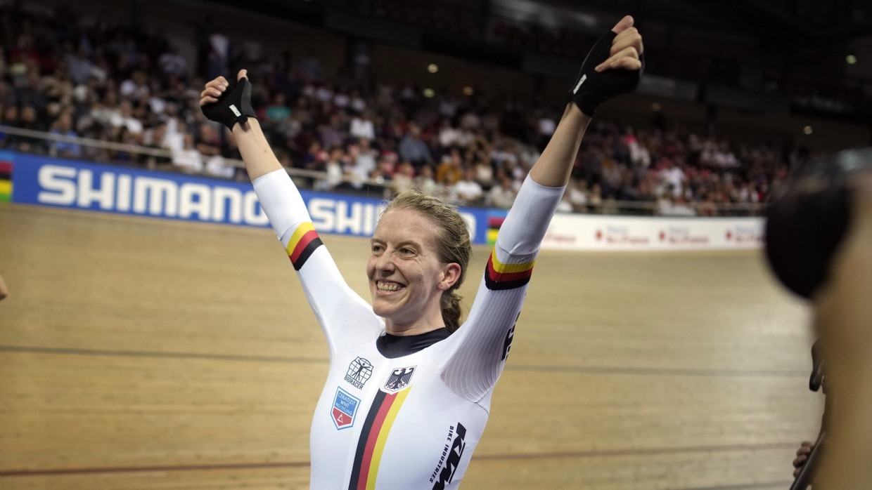 Franziska Brauße reißt die Arme nach oben: Sie gewinnt Gold in der Einzelverfolgung.