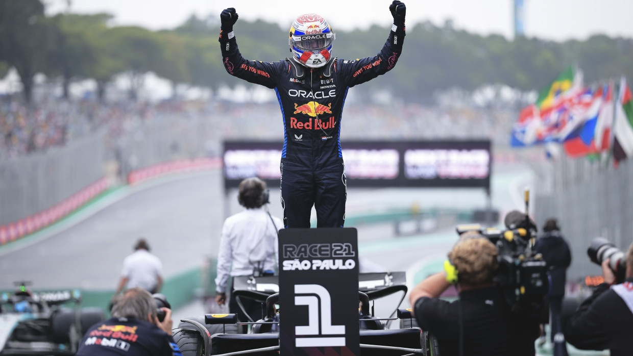 Triumphpose: Max Verstappen fuhr in Brasilien von Platz 17 auf Rang eins nach vorne.