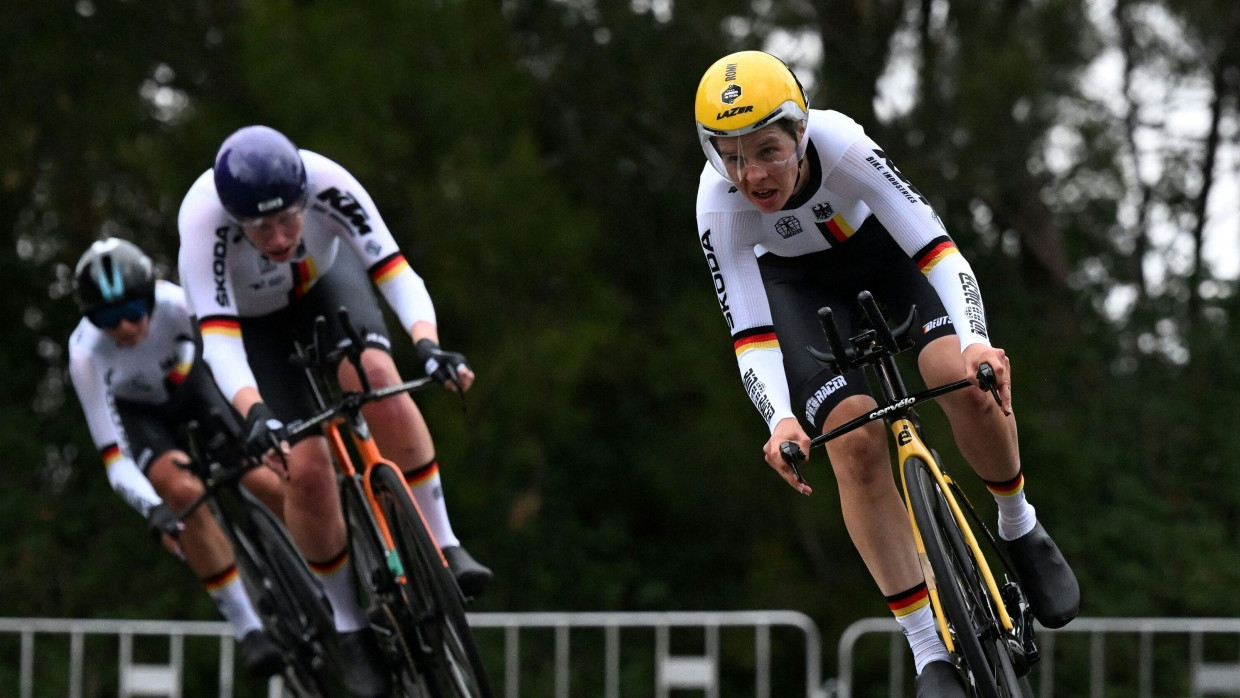 Die Deutschen Liane Lippert, Mieke Kröger und Romy Kasper als Team im Zeitfahren unterwegs.