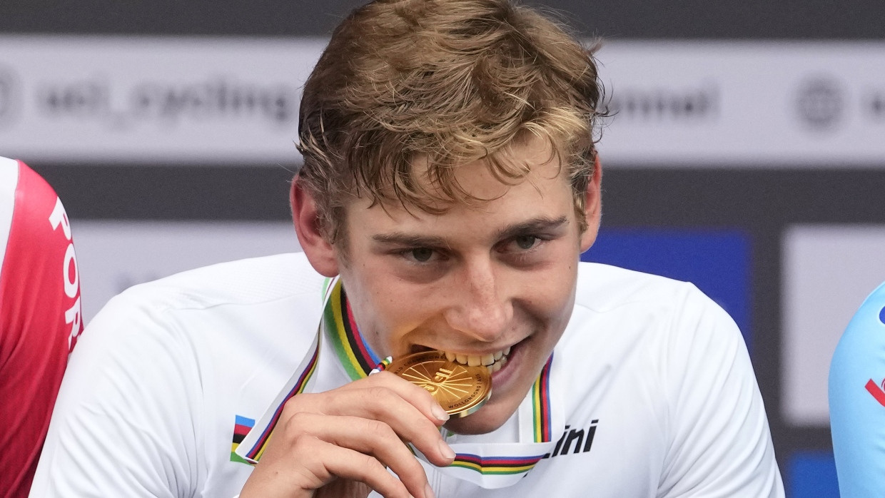 Emil Herzog setzt sich im Schlussspurt durch und gewinnt die Goldmedaille.