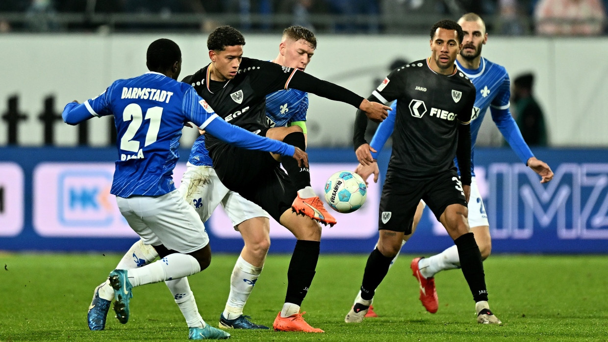 Im Duell: Merveille Papela (SV Darmstadt 98), Andras Nemeth (SC Preußen Münster / Preussen Muenster), Clemens Riedel (SV Darmstadt 98)