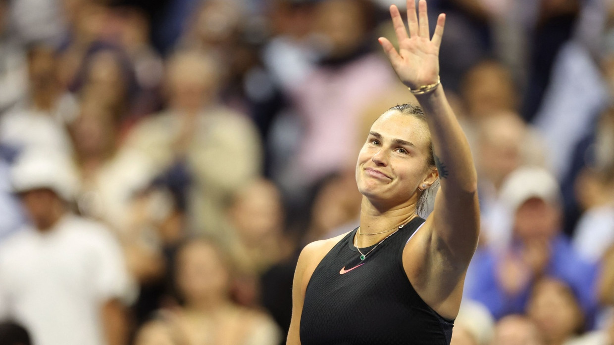 Die Belarussin Aryna Sabalenka winkt nach ihrem Sieg im Viertelfinale der US Open.