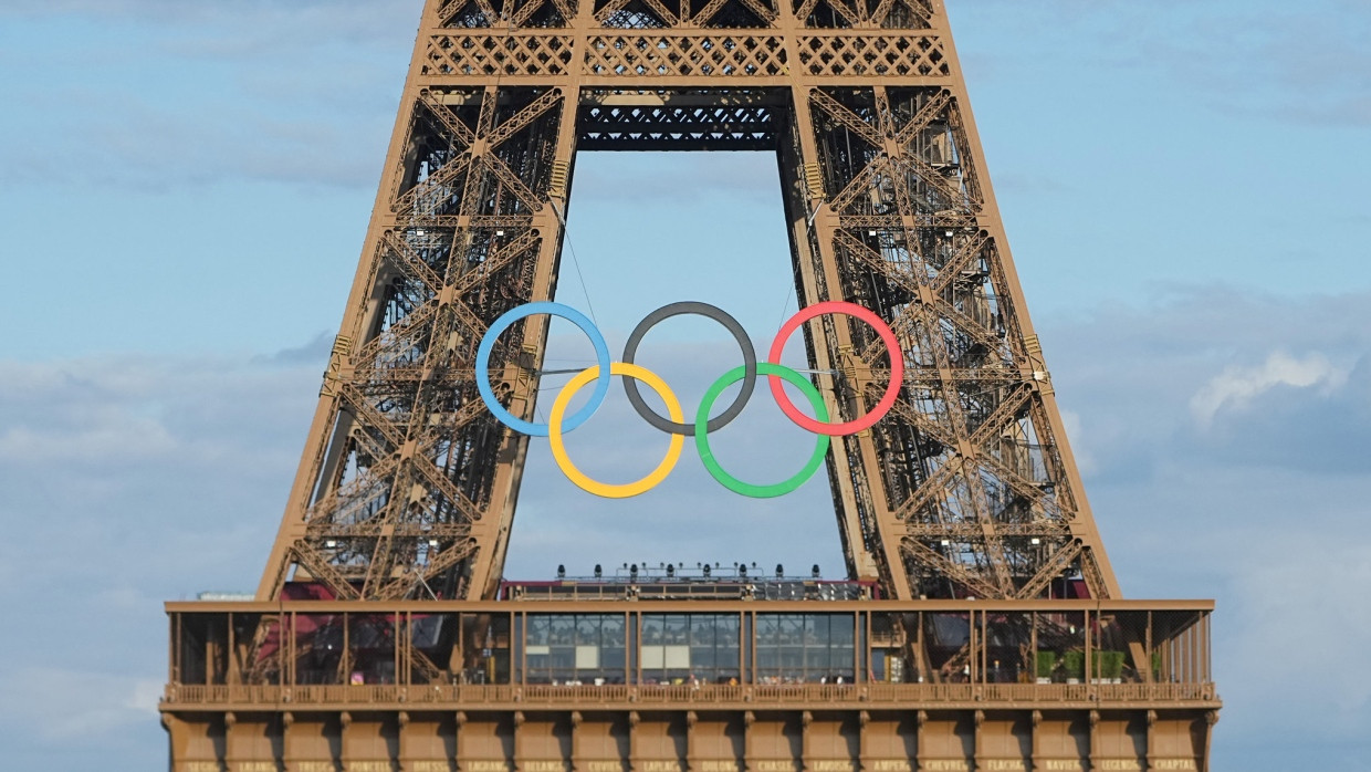 Keine schlaue Idee, und schon gar keine schöne: die Olympischen Ringe am Eiffelturm