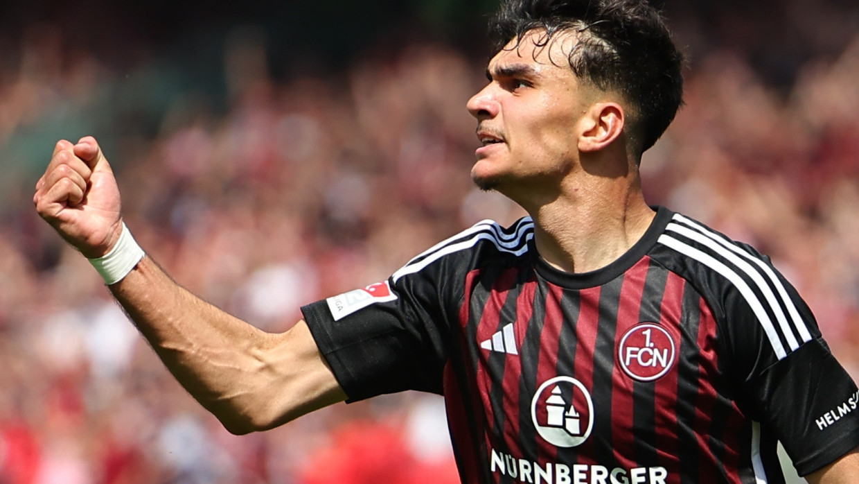 Can Uzun jubelt, der 1. FC Nürnberg bleibt in der zweiten Bundesliga.