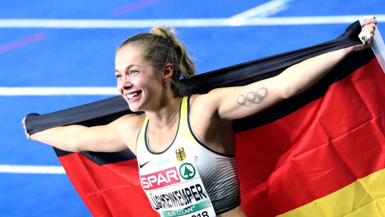 Stolz und glücklich: Gina Lückenkemper holt Silber über 100 Meter.