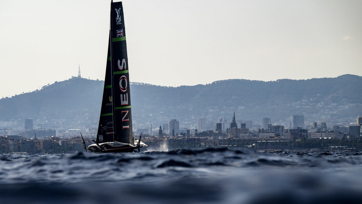 Vor der Küste von Barcelona segeln die Teams beim America`s Cup noch bis Mitte Oktober um die Wette.