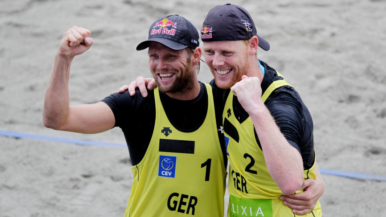 Die Beachvolleyballer Julius Brink und Jones Reckermann haben sich ein ganz besonderes Geschenk ausgedacht