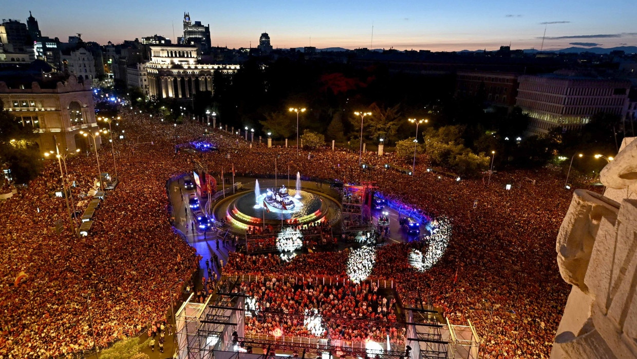 Jubelende Menschenmassen, so weit das Auge reicht: Madrid bereitete der siegreichen spanischen Mannschaft einen rauschenden Empfang.