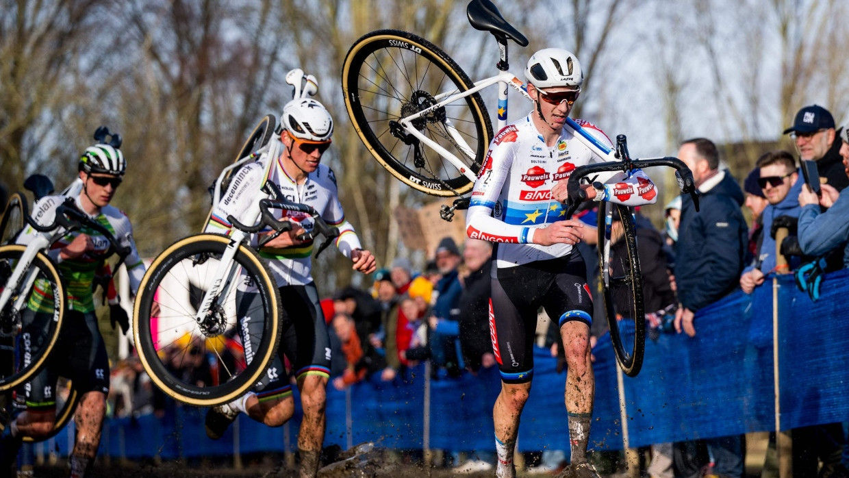 Auch gut zu Fuß mit dem Rad: Mathieu Van Der Poel (2.v.l.)