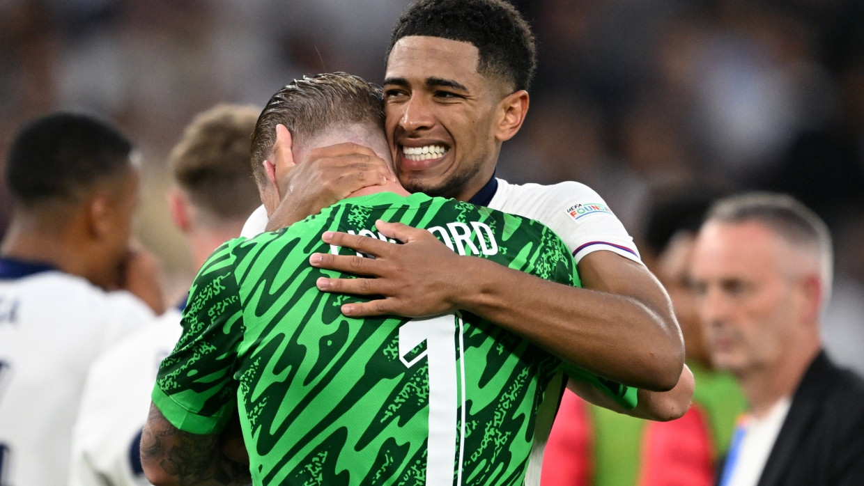 Pure Freude: Jude Bellingham (rechts) und Torhüter Jordan Pickford feiern nach Spielende.