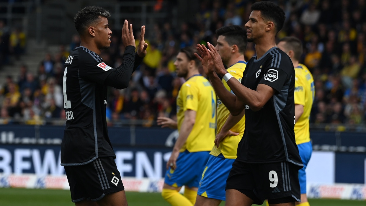 Hamburgs Robert Glatzel (rechts) trifft zweimal gegen Eintracht Braunschweig.