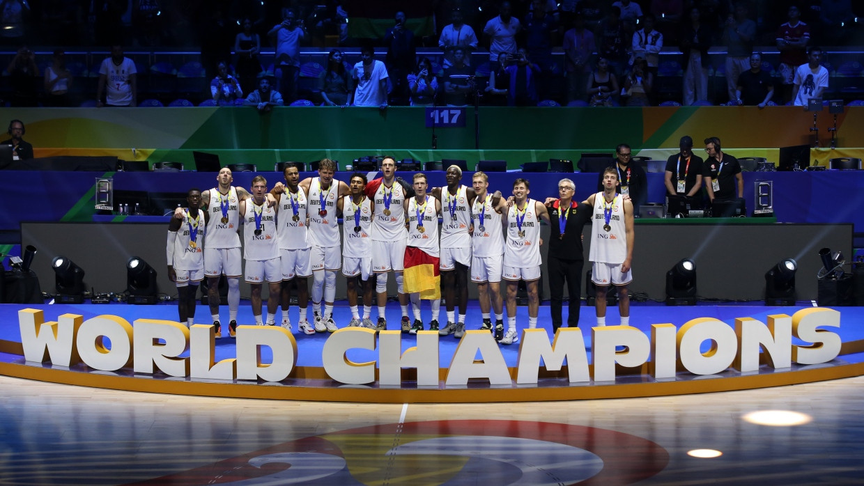 Kurz nach dem WM-Triumph: Deutschlands Basketballer und ihr Nationaltrainer Gordon Herbert