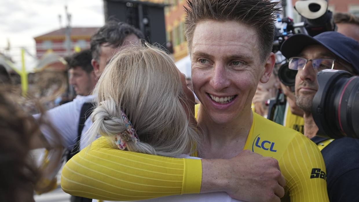 Tadej Pogacar umarmt nach dem abschließenden Zeitfahren bei der Tour de France seine Partnerin Urska Zigart.